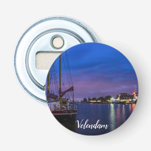Upplyst Volendam-hamn nattetid Flasköppnare