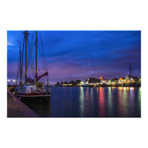 Upplyst Volendam-hamn nattetid Fototryck