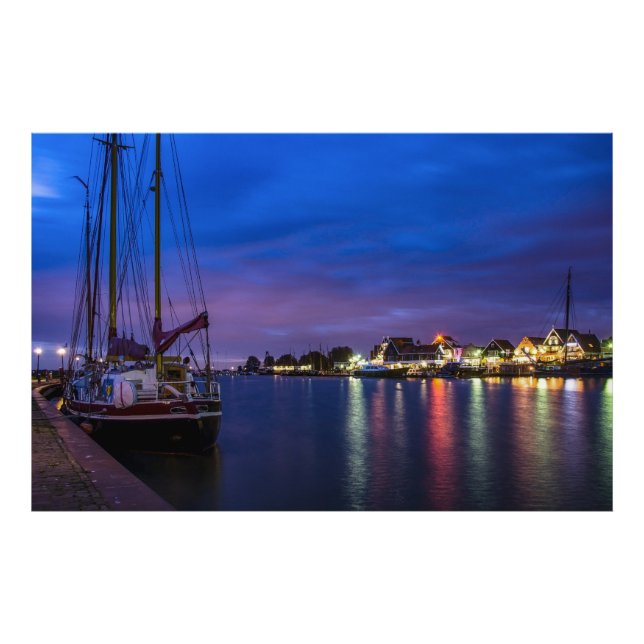 Upplyst Volendam-hamn nattetid Fototryck (Framsidan)