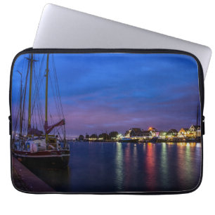 Upplyst Volendam-hamn nattetid Laptop Fodral
