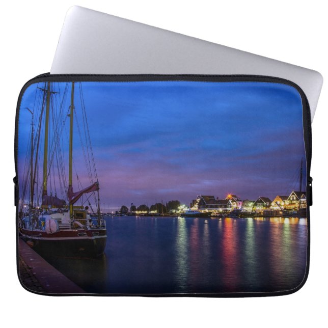 Upplyst Volendam-hamn nattetid Laptop Fodral (Framsidan)