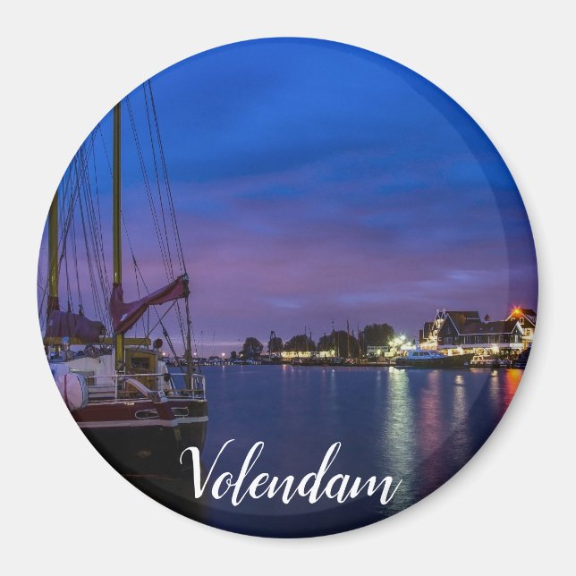 Upplyst Volendam-hamn nattetid Magnet (Framsidan)