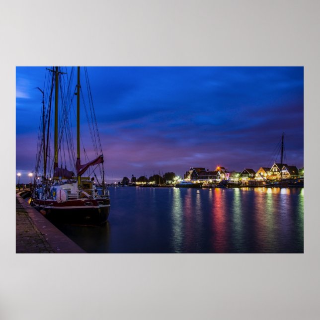 Upplyst Volendam-hamn nattetid Poster (Framsidan)