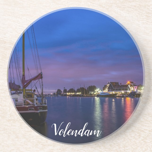 Upplyst Volendam-hamn nattetid Underlägg (Framsidan)