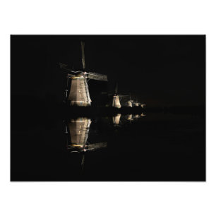 Upplyst windmills i Kinderdijk på natttrycket Fototryck