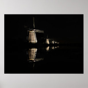 Upplyst windmills, Kinderdijk på nattaffischen Poster