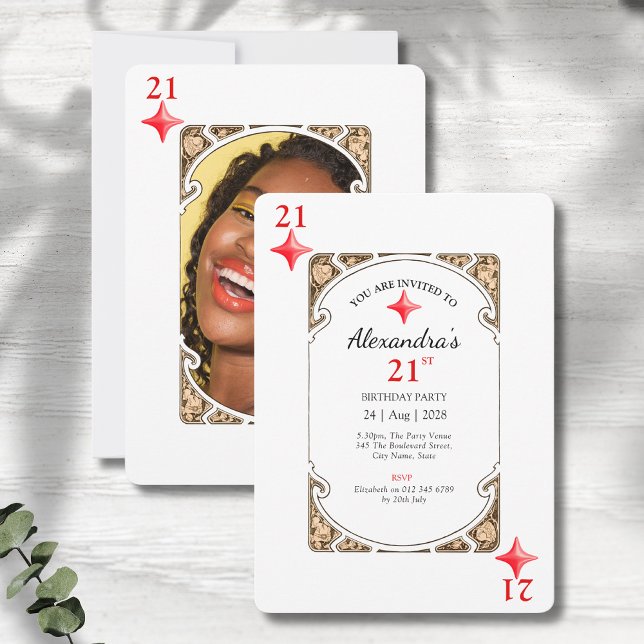 Uppmaning till 21:a födelsedagsdiamantuppspelnings inbjudningar (21st birthday party invitations in an art deco playing card style on a grey wood background.)