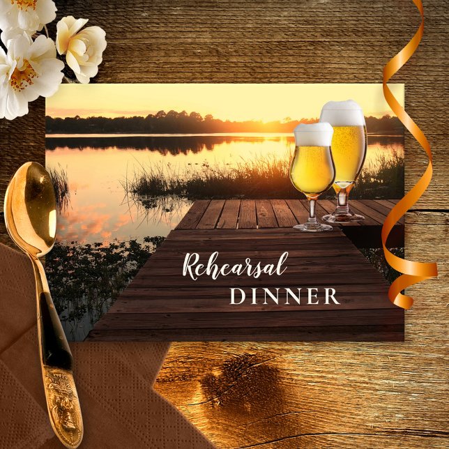 Uppmaning till guldsolnedgång Beer Rehearsal Midda Inbjudningar (Rehearsal Dinner invitation featuring a sunset at a lake with two beer glasses on a jetty)