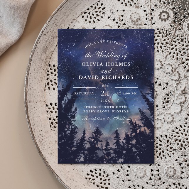 Uppmaning till Starry Night Forest Wedding Inbjudningar (Starry Night Forest Wedding Invitation on a neutral boho plate.)