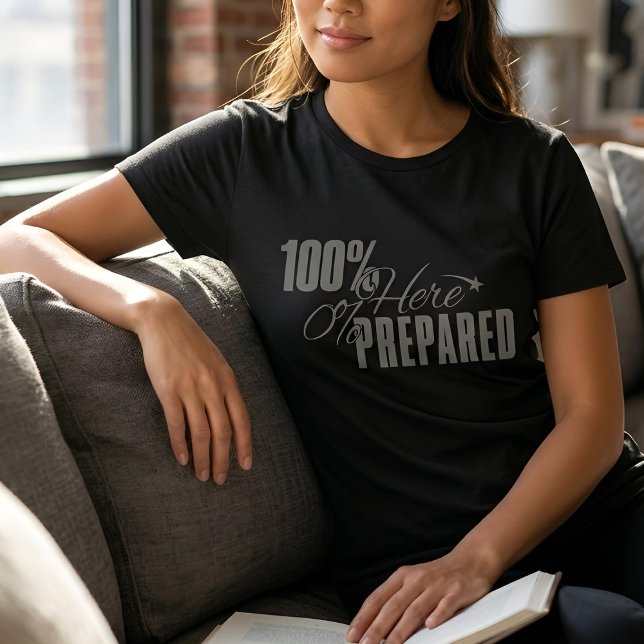 Uppmätt humor | Nuvarande v Förberedd | Mörk T Shirt (Lifestyle Shot)