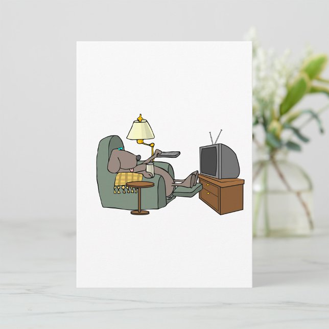 Uppmjukad Hund som tittar på TV Inbjudningar (Skapare uppladdad)