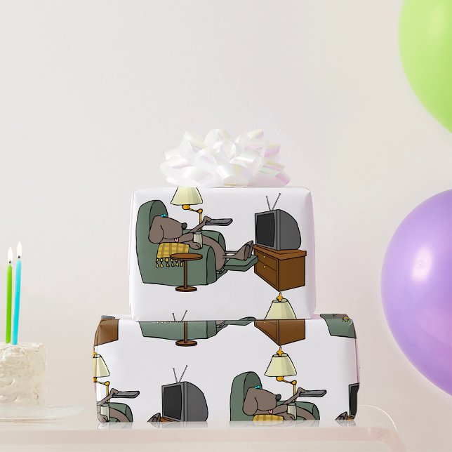 Uppmjukad Hund som tittar på TV Presentpapper (Skapare uppladdad)