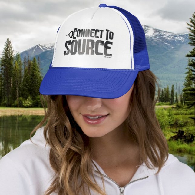 Uppmuntringsgåva från andlig Connect till Source Keps (Woman in White and Royal Trucker Hat with Spiritual message "Connect to Source" with nature behind)
