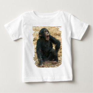 Uppnosig bebisschimpans på lekkonst t shirt
