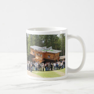 Uppochnervänt hus kaffemugg