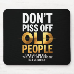 Uppoffra inte gamla människor Roligt Seniorhumor C Musmatta