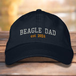 Upprättat datum för Beagle Pappa Hund Pappa Broderad Keps<br><div class="desc">Beagle Pappa har broierat basebollsockeln i ett silver grått-serif-teckensnitt med anpassat fastställt datum.</div>