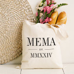 Upprättat minnesårtal för romerska årtal tygkasse<br><div class="desc">En modern minimalistisk väska för att fira en chic mormor,  den här rena,  minimala toten innehåller "Mema" eller ditt val av smeknamn i svart smekif-skrift. Anpassa med året som hon blev en mormor under elegantens romerska siffror för en chic.</div>