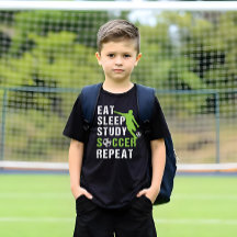 Upprepa Boy Student-fotbollsspelare i viloläge