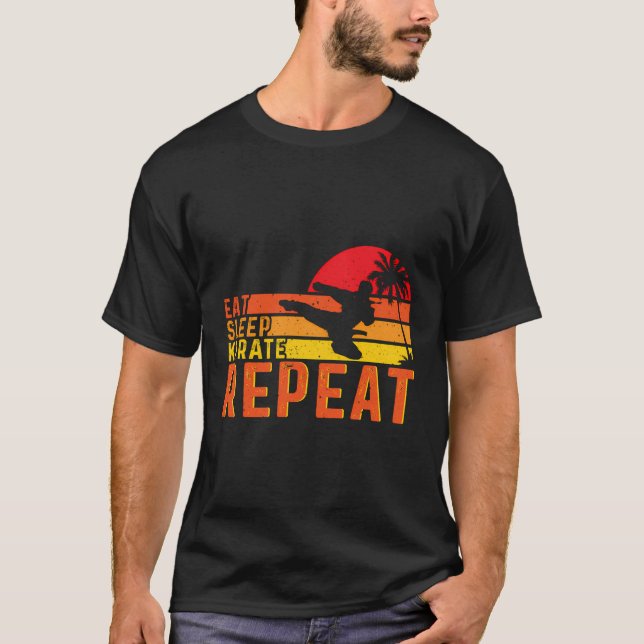 Upprepa Eat Ssov Karate T Shirt (Framsida)