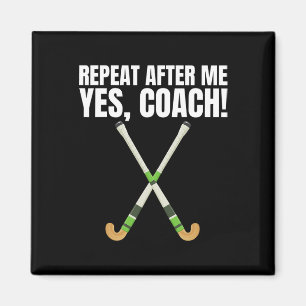 Upprepa Efter Mig Ja Tränare För En Landhockey Trä Magnet