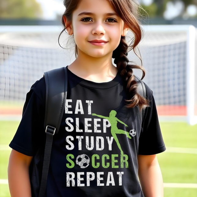 Upprepa Girls fotbollsspelare i Eat-vilostudie T Shirt (Skapare uppladdad)