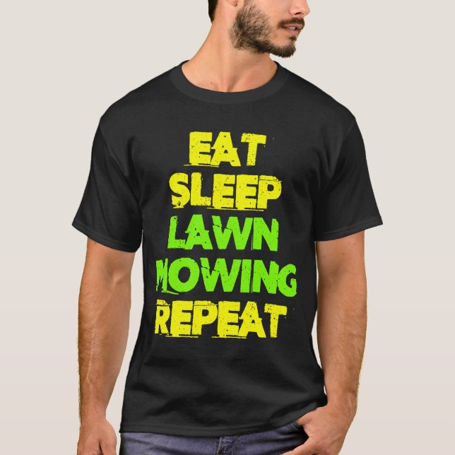 Upprepa Gräsmatta på Gräsmatta i viloläge T Shirt (Framsida)