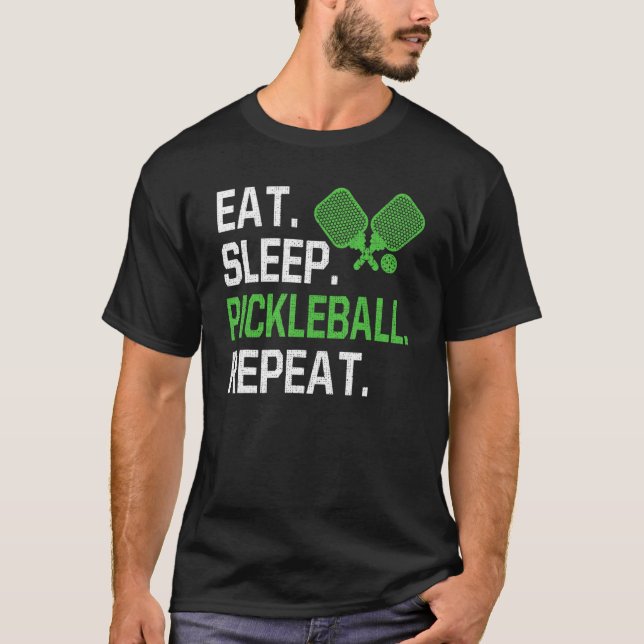 Upprepa Pickleball Player Humo i viloläge T Shirt (Framsida)