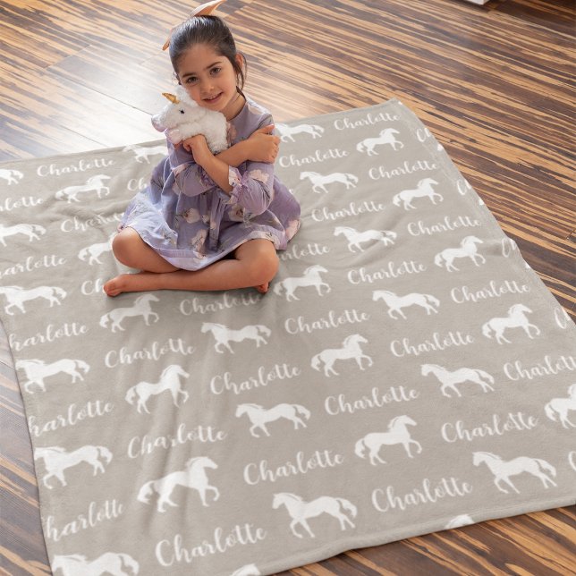 Upprepad Namn Horse Grått Simple Fleece Blanket (Skapare uppladdad)