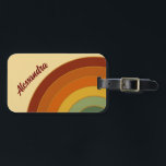 Upprepad retro-skiktad Groovy Rainbow Namn Bagagebricka<br><div class="desc">Retroregnbågsutformning. Regnbåge lagrar i muterad färg,  orange,  rött och grönt. Groovy retro 700 regnbågshyftar,  hemindecor.</div>