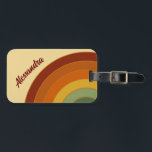 Upprepad retro-skiktad Groovy Rainbow Namn Bagagebricka<br><div class="desc">Retroregnbågsutformning. Regnbåge lagrar i muterad färg,  orange,  rött och grönt. Groovy retro 700 regnbågshyftar,  hemindecor.</div>
