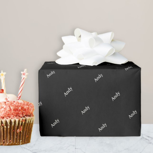 Upprepande av Svarta och vita Namn eller Ord Mönst Presentpapper (Skapare uppladdad)