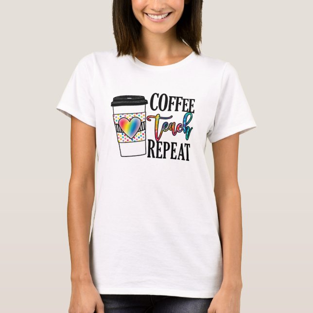 Upprepning av kaffeteraktor - Roligt Lärarliv T Shirt (Framsida)
