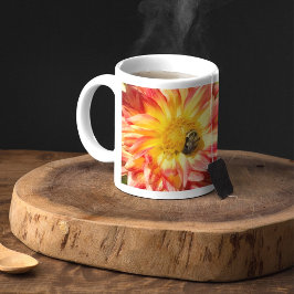 Uppsatta bin med dahlia- och lila tistel-mugg kaffemugg