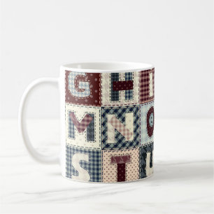 Uppsättning alfabeter brev i lappverk stil. Kan Kaffemugg