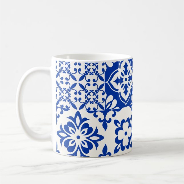 Uppsättning med 16 brickor Azulejos i blått, vitt. Kaffemugg (Vänster)