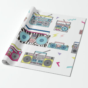 Uppsättning med olika kassettbandspelare i vintage presentpapper