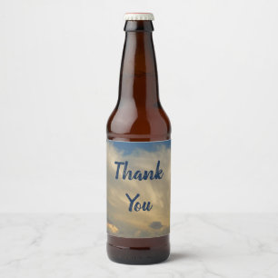 Uppskattning av vita moln i tack ölflaska etikett