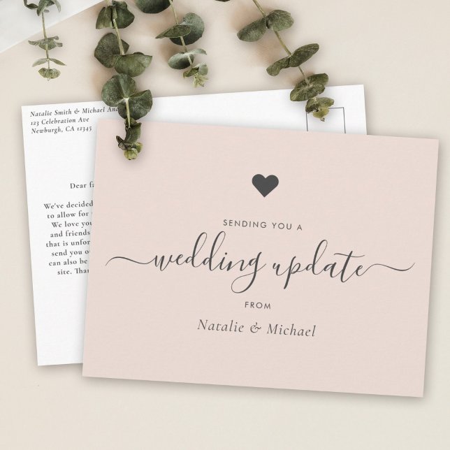 Uppskjuta  Rosa av Elegant   för Bröllop Update Vykort (Wedding update card with elegant script text on a soft beige background, along a small gray heart )
