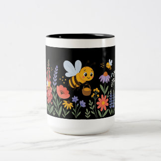 Uppslukad Liten Bina i en Blomstrande Trädgård Två-Tonad Mugg