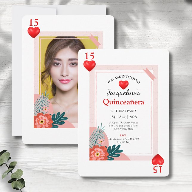 Uppspelningskort 15:e födelsedagskvällen inbjudningar (Quinceanera 15th birthday party invitations showing front and rear on a grey wood background.)