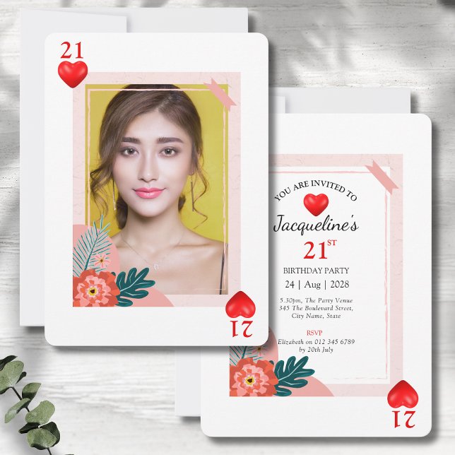 Uppspelningskort 21:a födelsedagsbjudan inbjudningar (21st birthday playing card style party invitations with envelopes on a grey wood background)