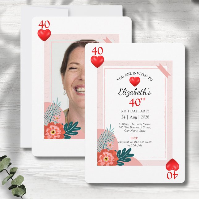 Uppspelningskort 40:e födelsedagsinbjudan inbjudningar (40th birthday hearts playing card style party invitations showing front and rear on grey wood.)
