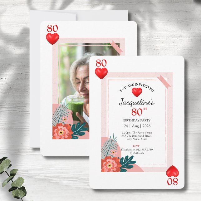 Uppspelningskort 80 Födelsedagsfest inbjudan (80th birthday party invitations in a playing card style on a grey wood background.)