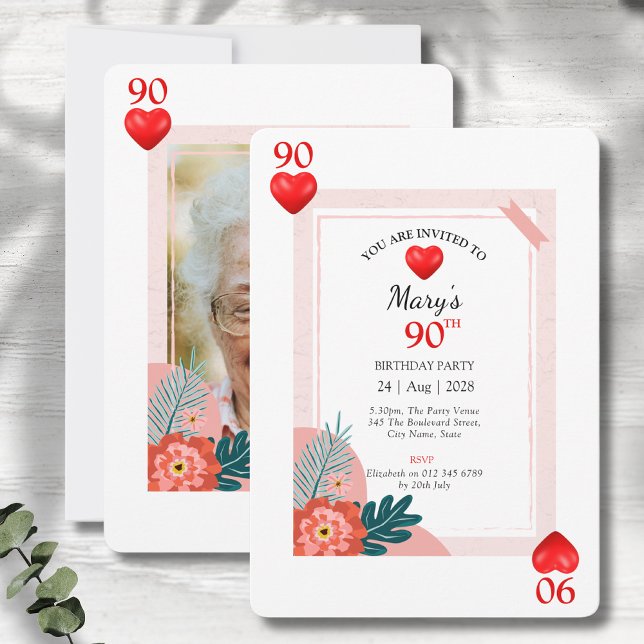 Uppspelningskort 90:e Födelsedagsfest inbjudan (90th birthday playing card style party invitations on a grey wood background.)