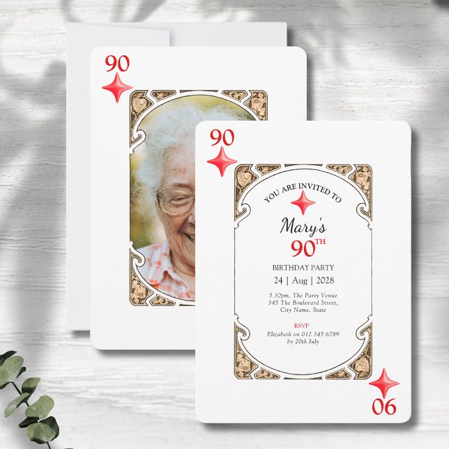 Uppspelningskortets 90:e födelsedag inbjudningar (90th birthday party invitations. Art deco playing card style on a grey wood background )