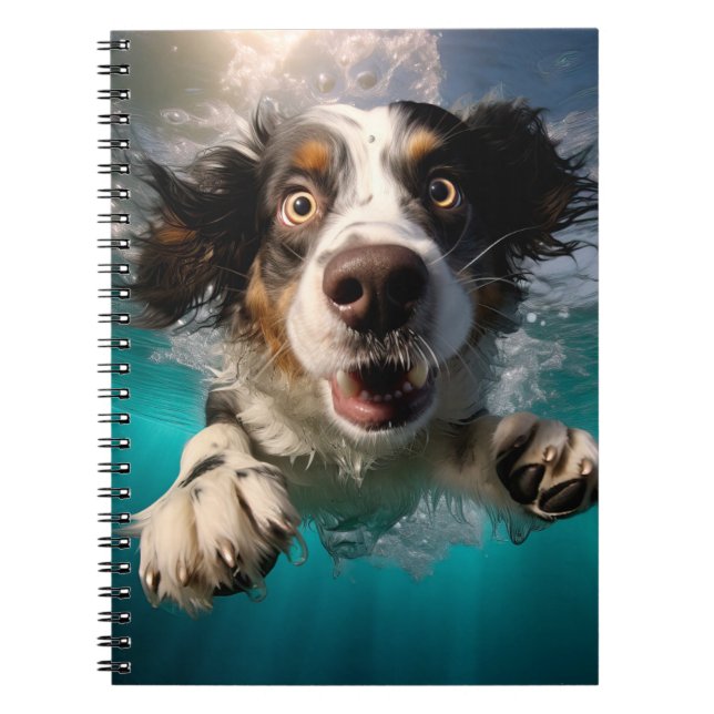 Uppspelt Hund Simmar Under Vatten Design Anteckningsbok (Framsidan)