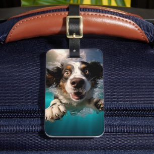 Uppspelt Hund Simmar Under Vatten Design Bagagebricka
