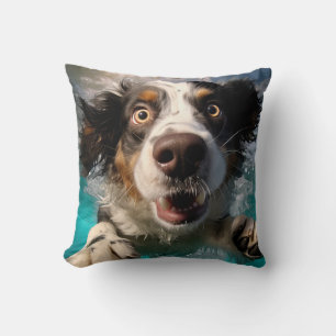 Uppspelt Hund som Simmar Under Vatten Yta Design Kudde