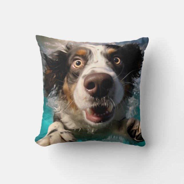 Uppspelt Hund som Simmar Under Vatten Yta Design Kudde (Framsida)